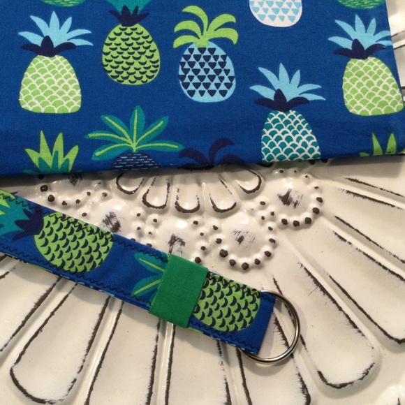 Hand Crafted Handbags - NWT ZIPPERED BAG PINEAPPLE & KEYCHAIN